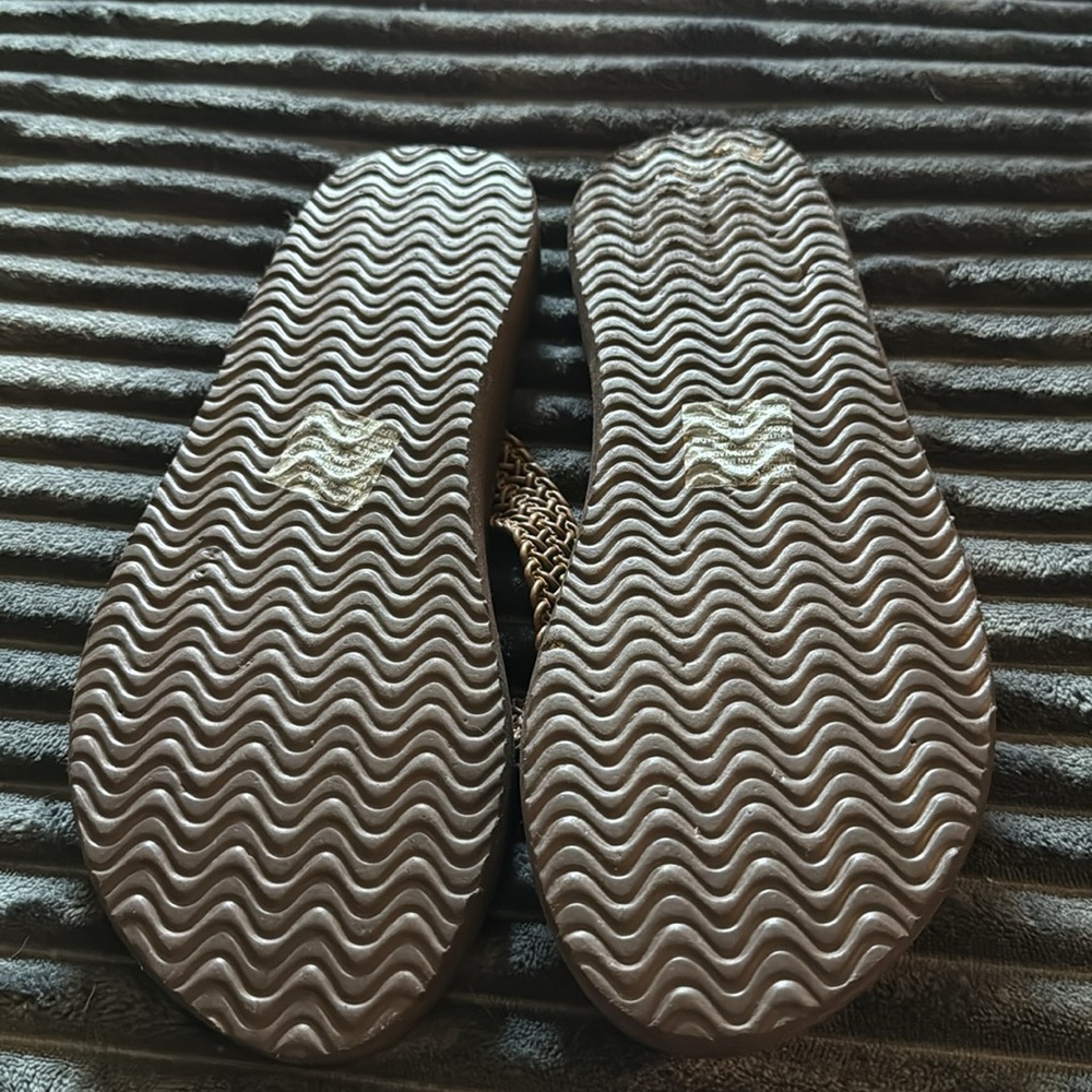 Lot Size L (9/10) SO Flip Flops from Kohl’s. - Picture 3 of 7